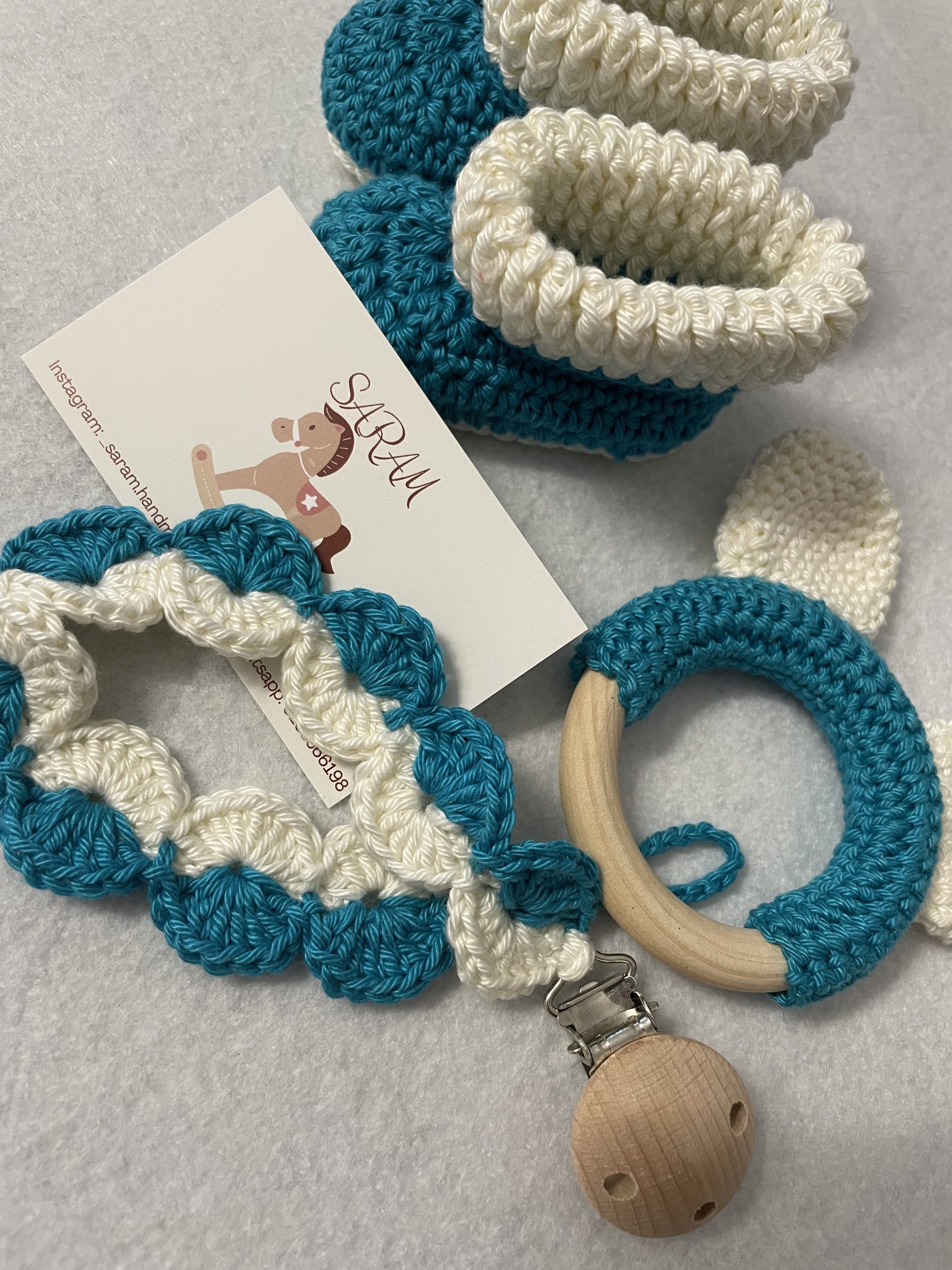 Set nascita con catenella portaciuccio in cotone, massaggiagengive e scarpine